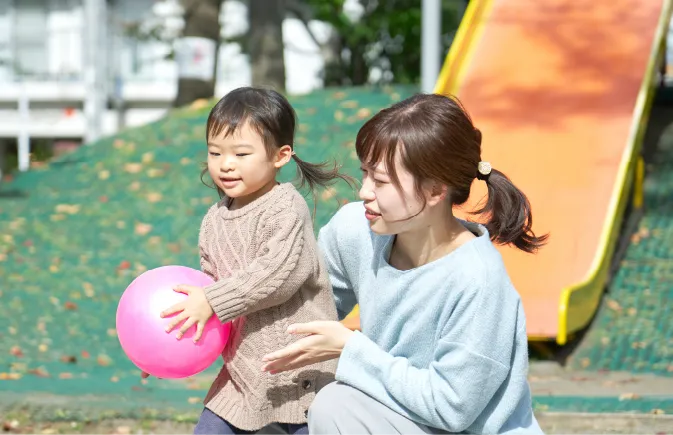 福岡市城南区の土地について徹底解説、子育て・共働き世代の母親と娘が公園で遊んでいる様子