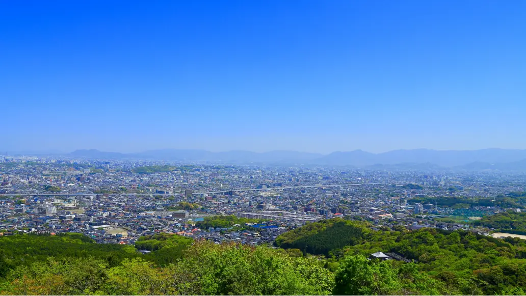 福岡市城南区の土地について徹底解説、自然環境に近い南部エリアの価格と広さの魅力を伝える遠景イメージ