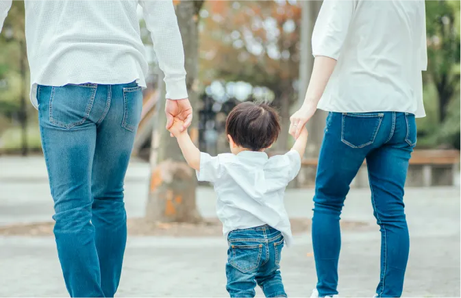 福岡市早良区の土地について徹底解説、子育て・共働き世代の家族が手を繋いでいる様子