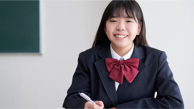 福岡市早良区の土地について徹底解説、笑顔で勉強に励む女子学生