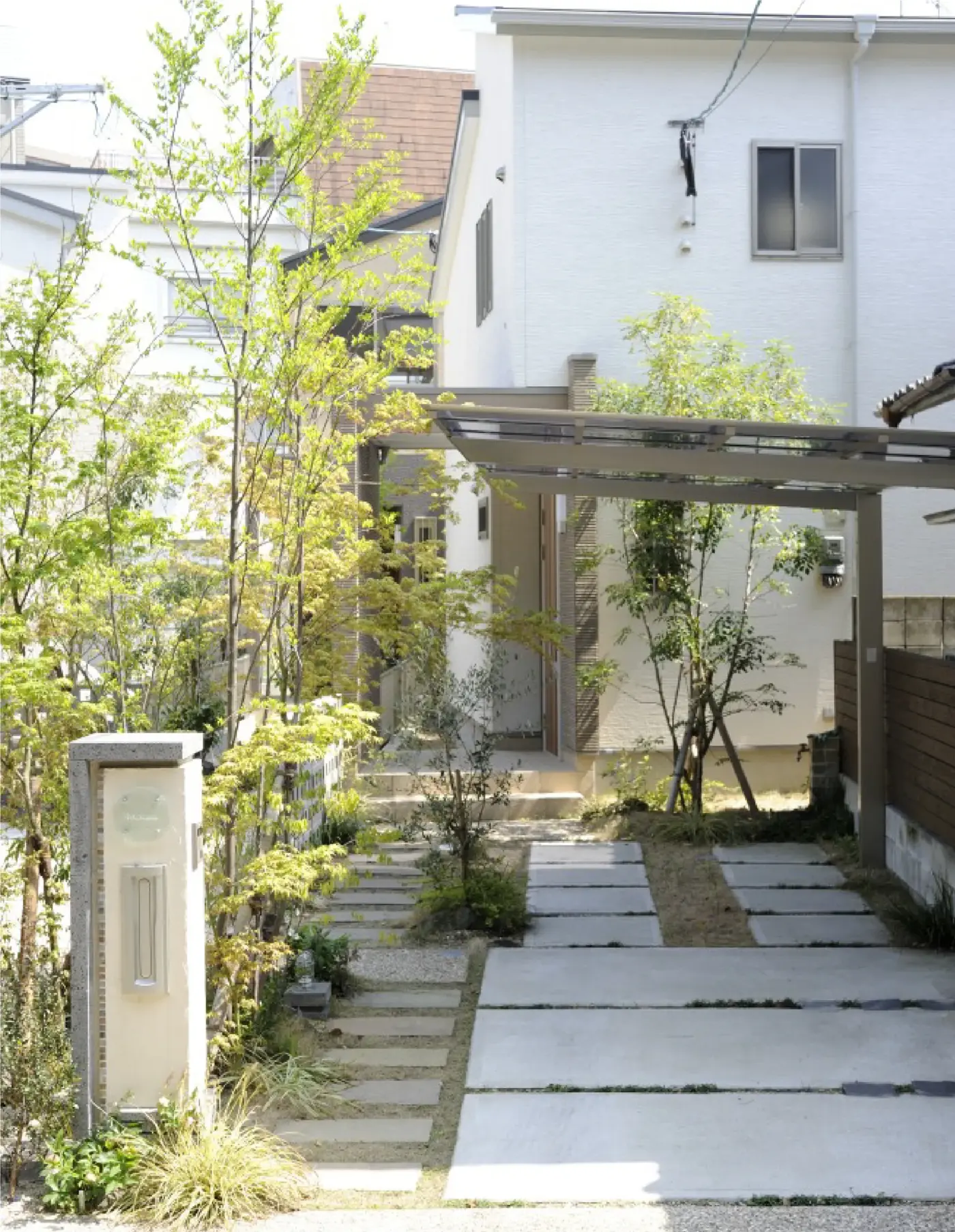 福岡市内で土地・新築戸建が可能な住宅会社の「プロスペリテ」街中の自然を大切にした都市型住宅。<br> 植栽に囲まれた季節の変化を感じるアプローチ。イメージ
