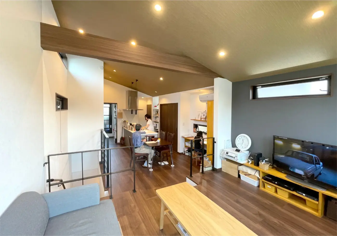 福岡市内で土地・新築戸建が可能な住宅会社の「プロスペリテ」リビングに段差を設けて空間にメリハリをつけた<br> 居心地の良い狭小住宅のお手本となる家。イメージ
