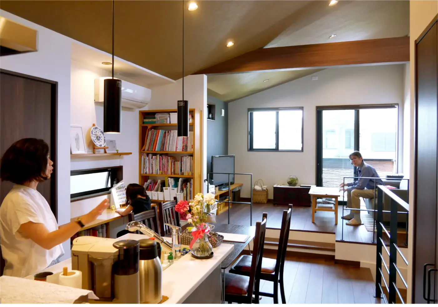 福岡市内で土地・新築戸建が可能な住宅会社の「プロスペリテ」リビングに段差を設けて空間にメリハリをつけた<br> 居心地の良い狭小住宅のお手本となる家。イメージ