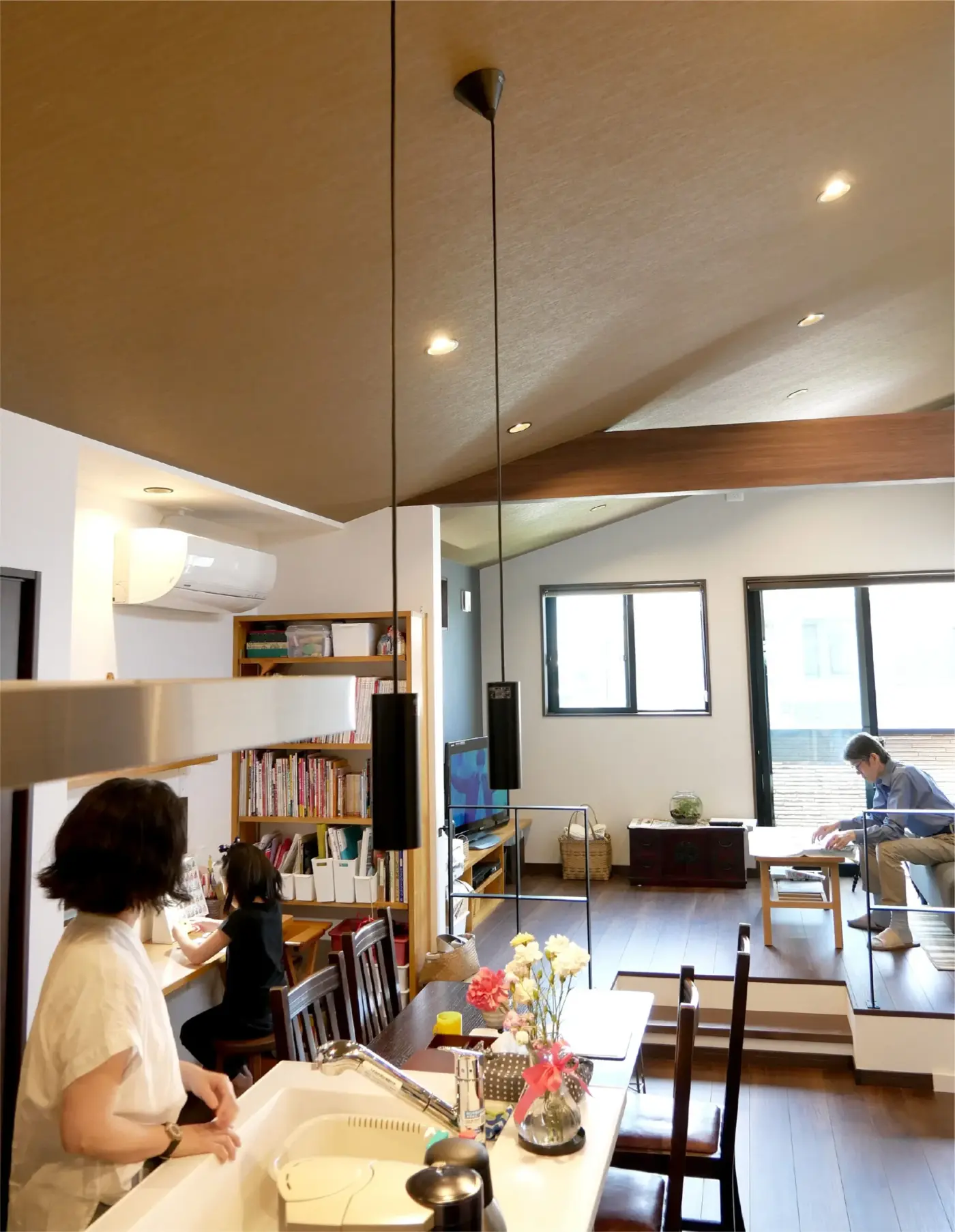 福岡市内で土地・新築戸建が可能な住宅会社の「プロスペリテ」リビングに段差を設けて空間にメリハリをつけた<br> 居心地の良い狭小住宅のお手本となる家。イメージ